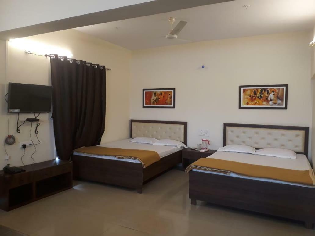 Maharaja Family Guest House โลนาวาลา ภายนอก รูปภาพ
